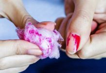 রিমুভার ছাড়াই কিভাবে নেইল পলিশ রিমুভ করবেন নেইলপলিশ